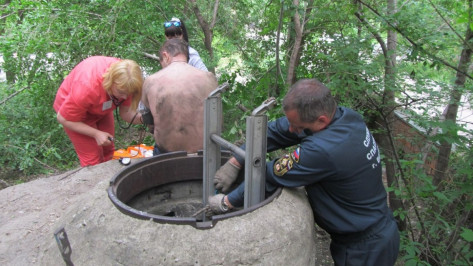 Воронежские спасатели вытащили провалившегося в колодец мужчину