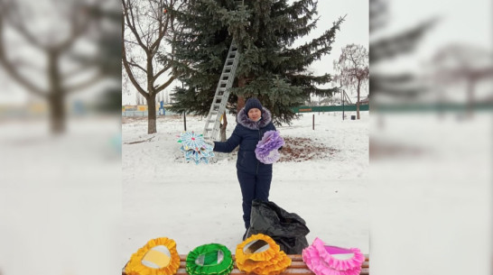 Елку в хохольском селе Новогремяченское украсила местная мастерица