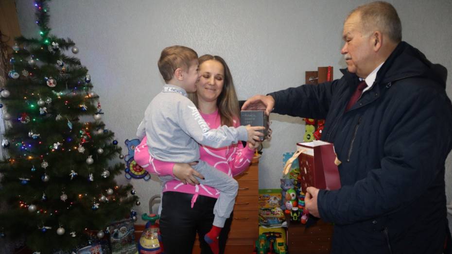 Воронежский губернатор передал новогодний подарок 6-летнему Илье из Кантемировского района