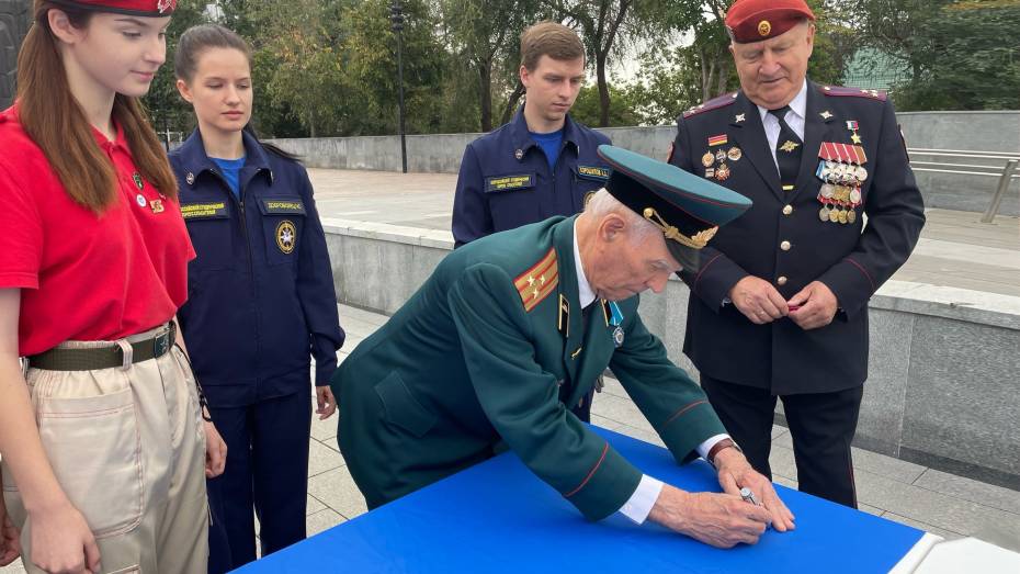 «Волонтеры Победы» и ветераны подготовили воронежскую часть флага РФ для акции на Поклонной горе