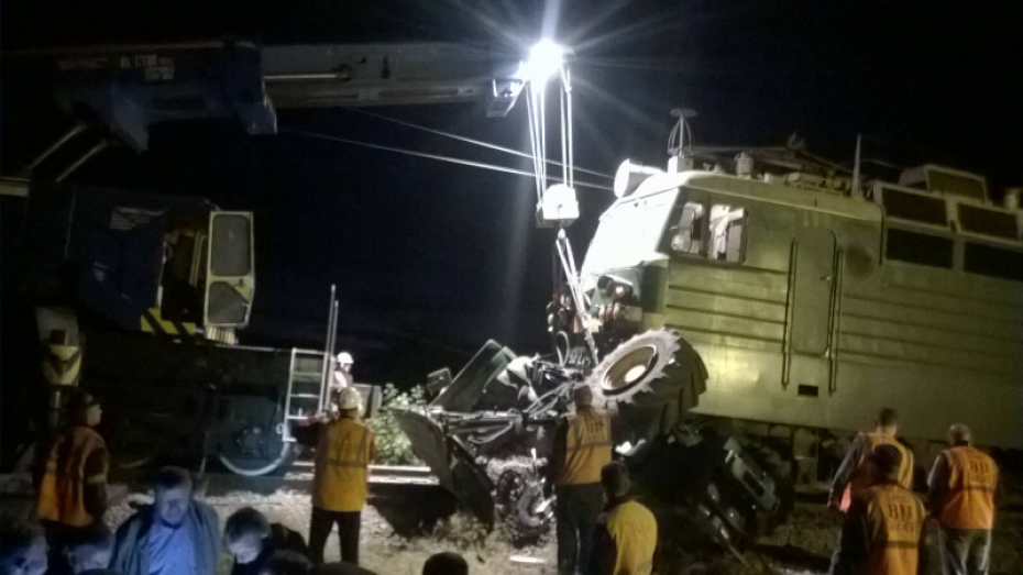 Грузовой поезд врезался в трактор в Воронежской области 