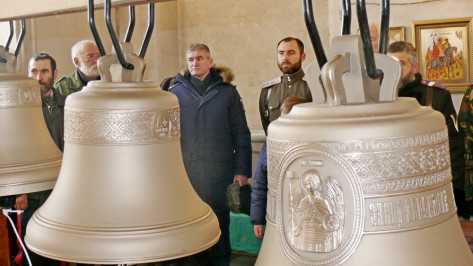 Офицеры воронежской военной академии подарили храму Грибановского района звонницу