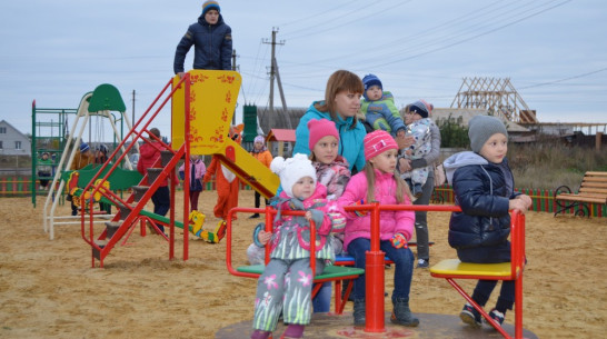 Бутурлиновские активисты установили детскую площадку и отремонтировали дорогу