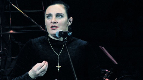 Елена Ваенга хочет удочерить воронежскую сироту