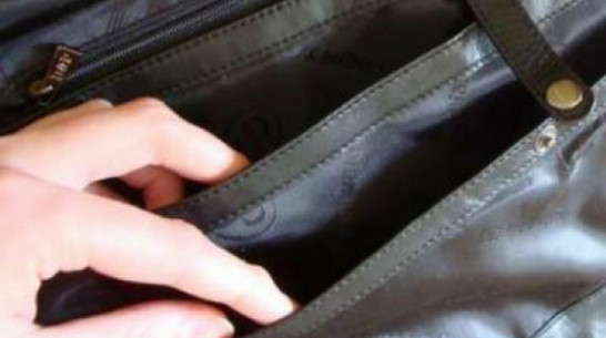 В Лисках ищут женщину, вытащившую из кошелька пенсионерки 10 тысяч рублей