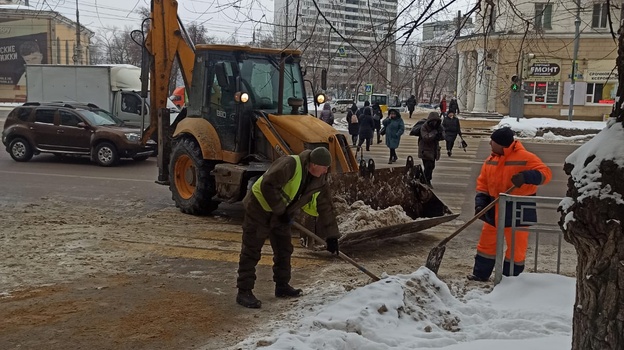 Воронежские власти призвали водителей к осторожности на дорогах из-за снегопада