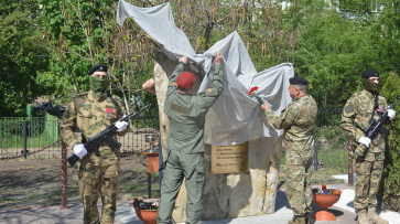 Памятник установили на Аллее Славы возле школы №98 в Воронеже