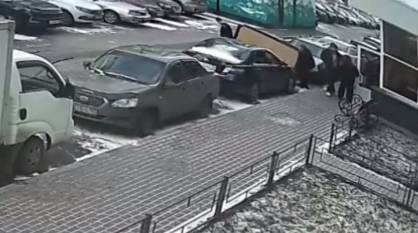 В воронежском ЖК «Озерки» неизвестные уронили на автомобиль диван