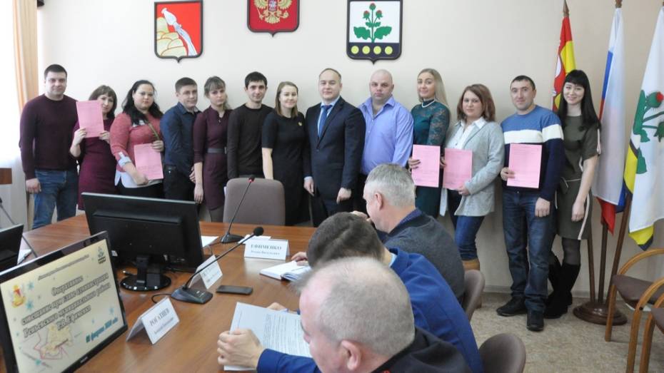 В Репьевском районе 8 семей получили сертификаты на приобретение жилья