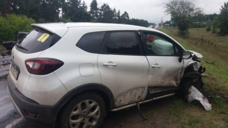 В лобовом столкновении иномарки с кроссовером в Воронежской области пострадали 5 человек