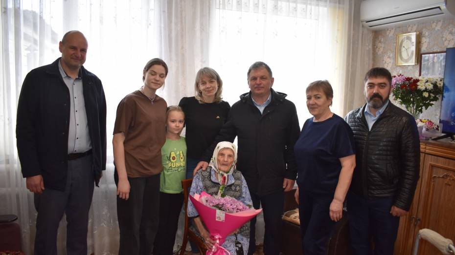 Смотрит телевизор и пересказывает родным новости. Жительнице Воронежской области недавно исполнилось 104 года