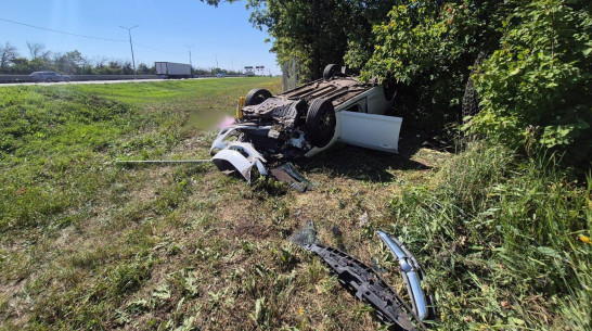 Вылетел в кювет и опрокинулся: на трассе в Воронежской области погиб пожилой водитель