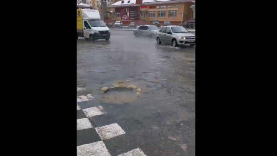 На улице Шишкова в Воронеже снова прорвало канализацию