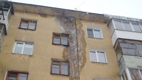 Жильцы дома в Воронеже сообщили о риске короткого замыкания из-за протекающей крыши