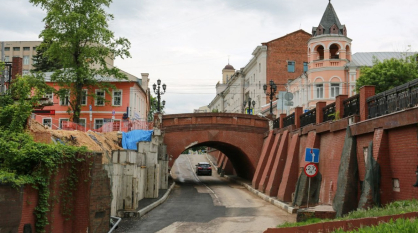 В Воронеже грузовая «Газель» застряла под Каменным мостом 8 мая