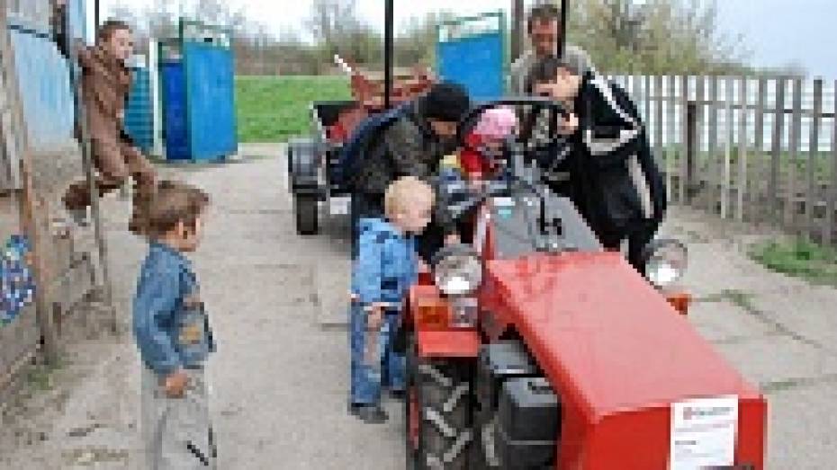Многодетная кантемировская семья получила мини-трактор