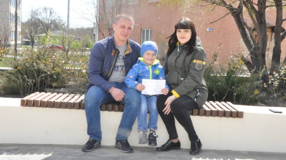 В Репьевке семья получила сертификат на 600 тыс рублей для покупки жилья