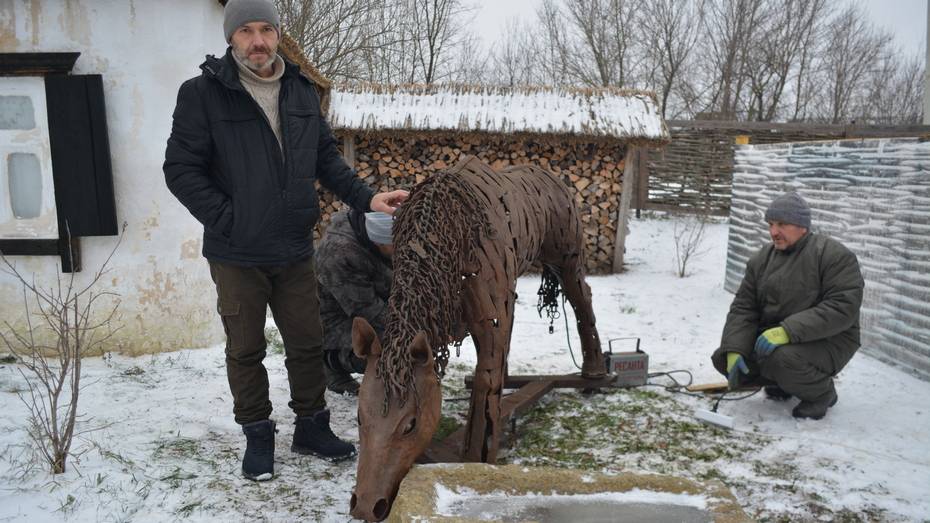 В райцентре Воробьевка установили железного коня