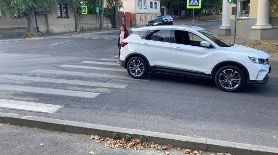 В центре Воронежа автомобилист сбил 10-летнего мальчика на пешеходном переходе