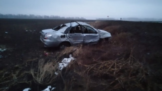 В Воронежской области иномарка съехала в кювет и перевернулась: погиб подросток