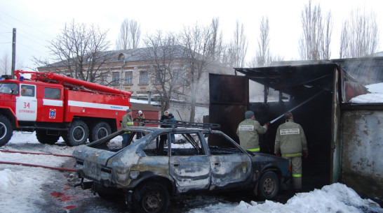 В Бутурлиновке автомобиль сгорел вместе с гаражом