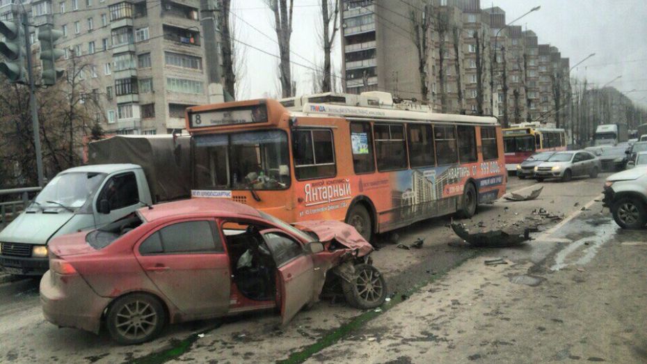 В Воронеже в ДТП с 2 машинами и троллейбусом пострадали 3 человека