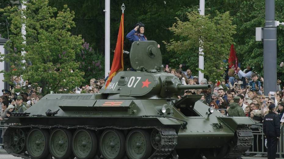 Губернатор Александр Гусев поздравил воронежского ветерана Николая Борисова с днем рождения