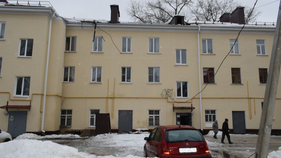 В Борисоглебске с крыши 3-этажного дома упал снегозадержатель
