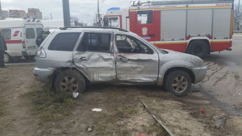 В Воронеже 2 пассажира внедорожника пострадали в ДТП с фурой