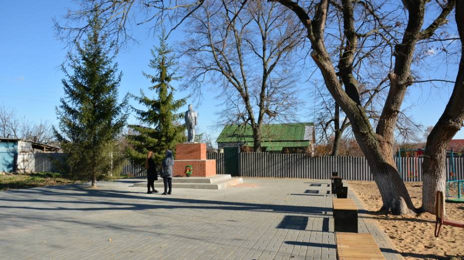 Общественники острогожского села Коротояк благоустроили сквер Ленина