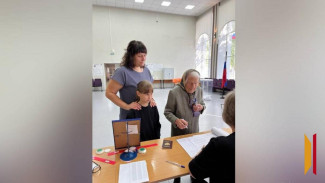 В Анне 100-летняя жительница сама пришла на избирательный участок