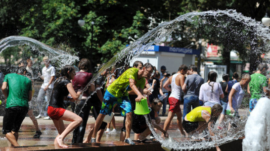 В Кольцовском сквере обливались водой из огромных тазов и канистр из-под машинного масла