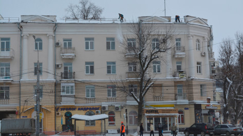 В Воронеже от наледи за день очистят 22 крыши многоэтажек в центре города