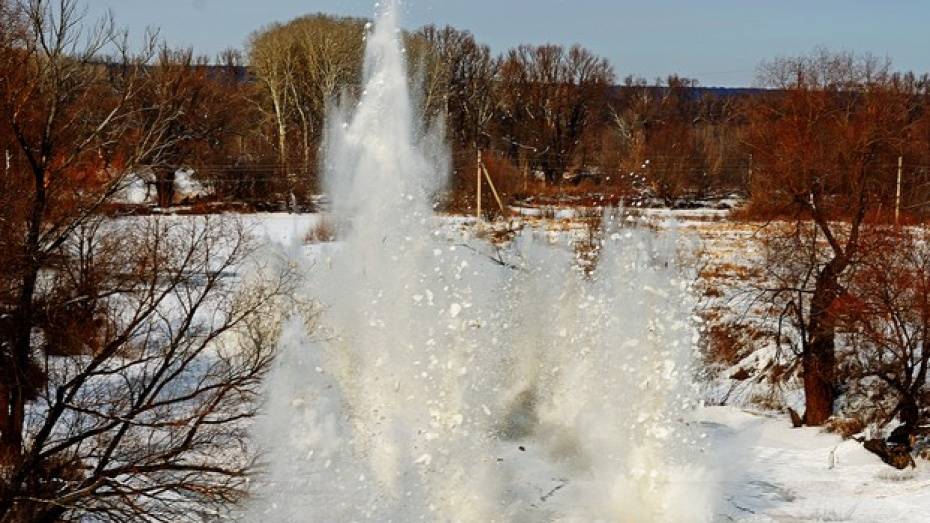 Спасатели предупредили воронежцев о взрывах льда у моста в Шилово