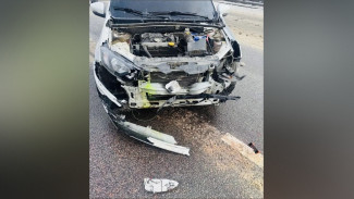 В Воронеже «Лада» врезалась в ограждение дороги и в грузовик Shacman