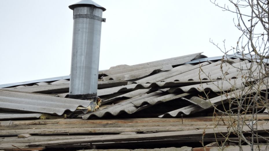 В Воронежской области сильный ветер сорвал крышу дома
