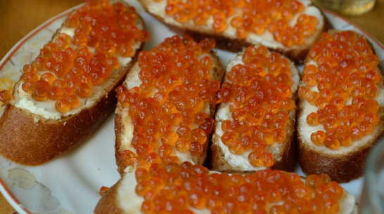 Санитарные врачи предупредили о продаже поддельной красной икры на улицах Воронежа