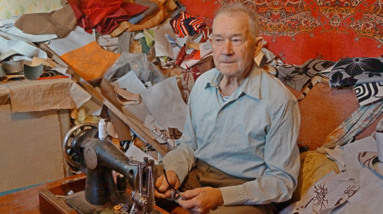 Верхнемамонский 80-летний пенсионер сделал лоскутные покрывала и сумки