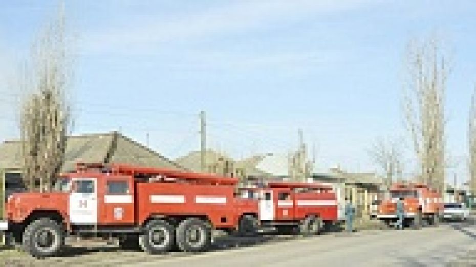В Борисоглебске из загоревшейся бани пожарные спасли четырех человек