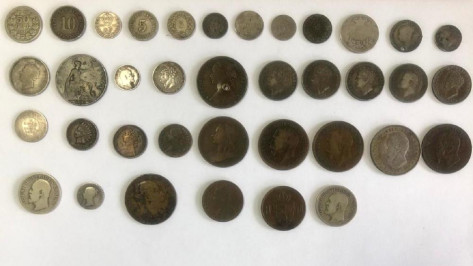 Воронежским таможенникам попался украинец, перевозивший десятки старинных монет