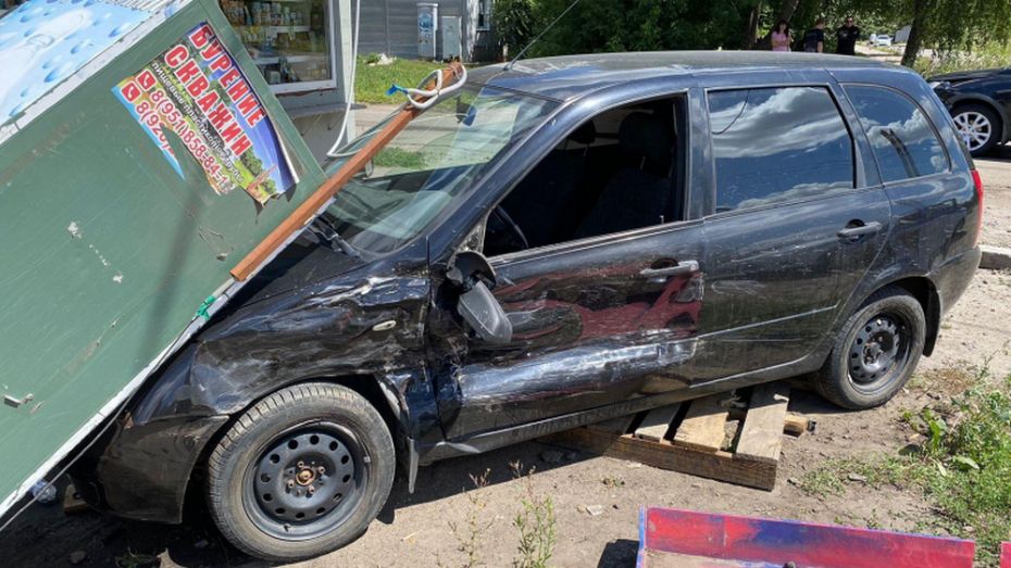 В Борисоглебске ВАЗ от столкновения с иномаркой отлетел в холодильник: пострадал водитель