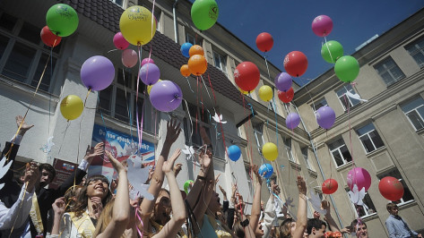 Глава региона и спикер облдумы поздравили воронежских школьников с последним звонком