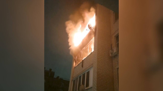 Из горящей многоэтажки на улице Красных Зорь в Воронеже эвакуировали 12 человек