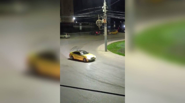 Дрифт «золотого» автомобиля на Университетской площади в Воронеже сняли на видео