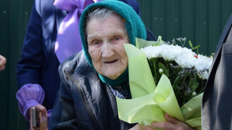 Пекла хлеб для бойцов. Жительница Воронежской области отметила 100-летие