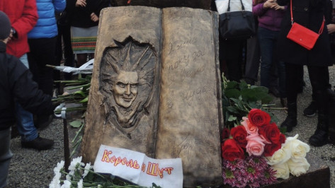 В Воронеже установили монумент панк-музыканту Михаилу Горшеневу