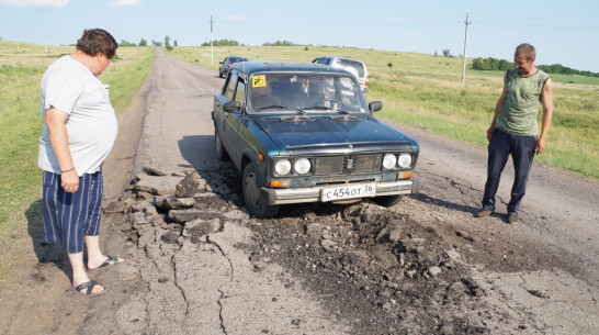 В Богучарском районе фуры разбили межпоселковую дорогу 