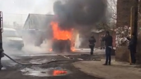 Воронежцы сняли на видео горящую иномарку на улице Волгоградской