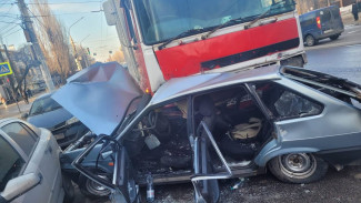 В Воронеже пострадал 24-летний водитель «девятки», раздавленной грузовиком