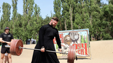 Воронежский священник одной рукой поднял штангу весом в 200 кг
